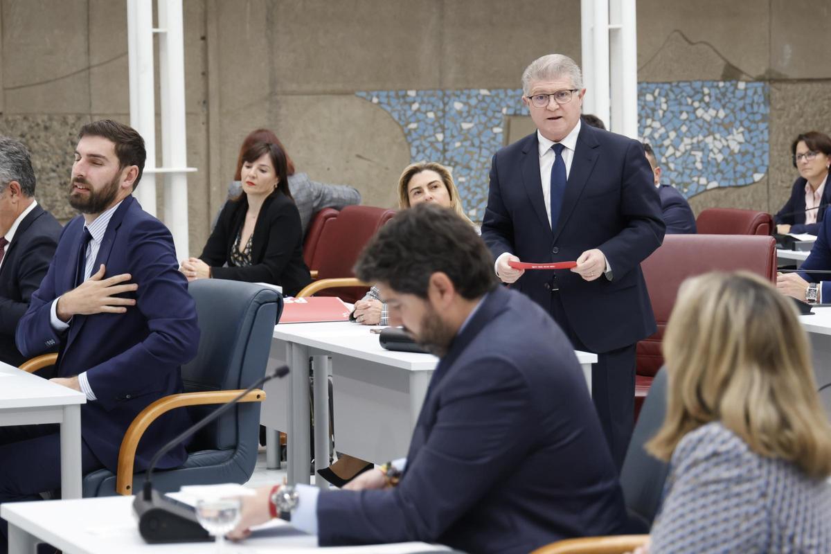 Turno de preguntas de José Vélez al presidente del Gobierno regional.