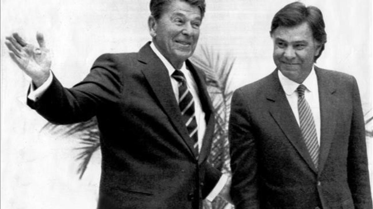 Felipe González posa junto a Ronald Reagan, en el Palacio del Pardo, en mayo de 1985.