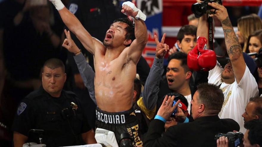 Pacquiao, campeón del peso welter tras ganar a Vargas ante la mirada de Mayweather