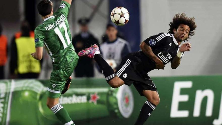 Dani Abalo pelea por un balón dividido con Marcelo.