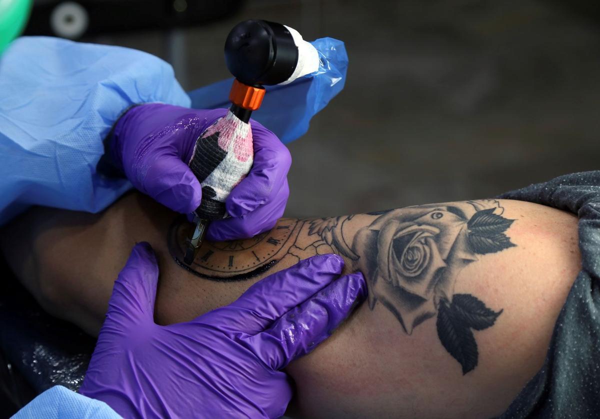 Los utensilios utilizados en la realización de tatuajes debe estar debidamente desinfectado y esterilizado.