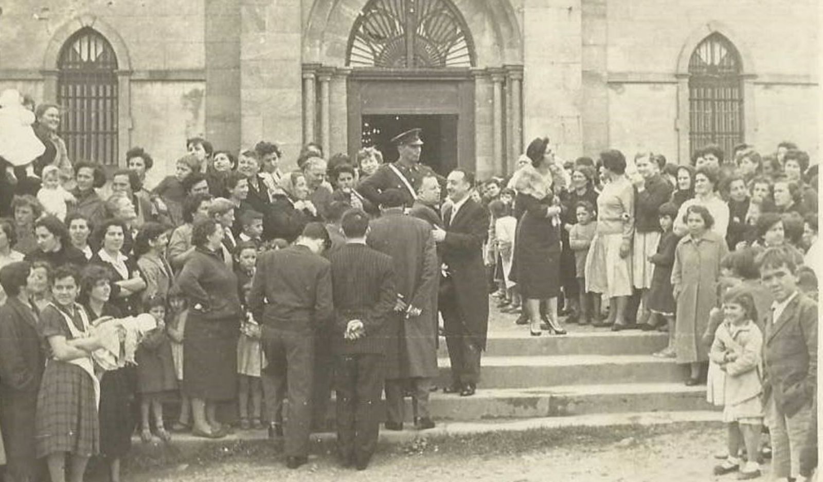 La multitud que esperaba a los novios de Tapia el 6 de abril de 1956, con un policía de uniforme, en el centro, para ordenar al gentío. | “El Súcaro”