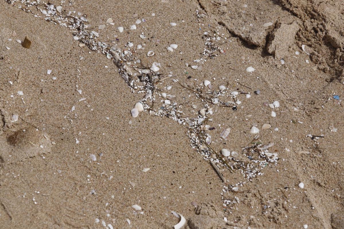La sustancia vertida, a modo de granos de arroz, en la playa de Bellreguard.