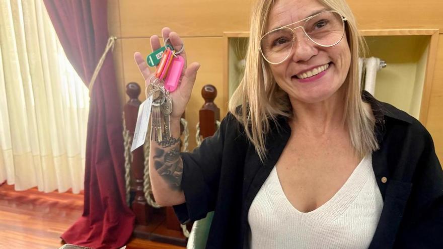 Lorena Ferreiro ya tiene nueva casa en Langreo (junto con otras diez familias arrendatarias de pisos de Vipasa rehabilitados): "Una madre soltera tiene muy difícil acceder a una vivienda, ahora todo irá mejor"