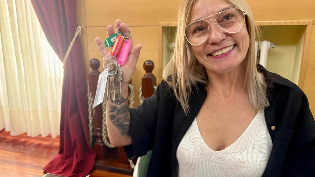 Lorena Ferreiro con las llaves de su nueva casa de alquiler, propiedad de Vipasa