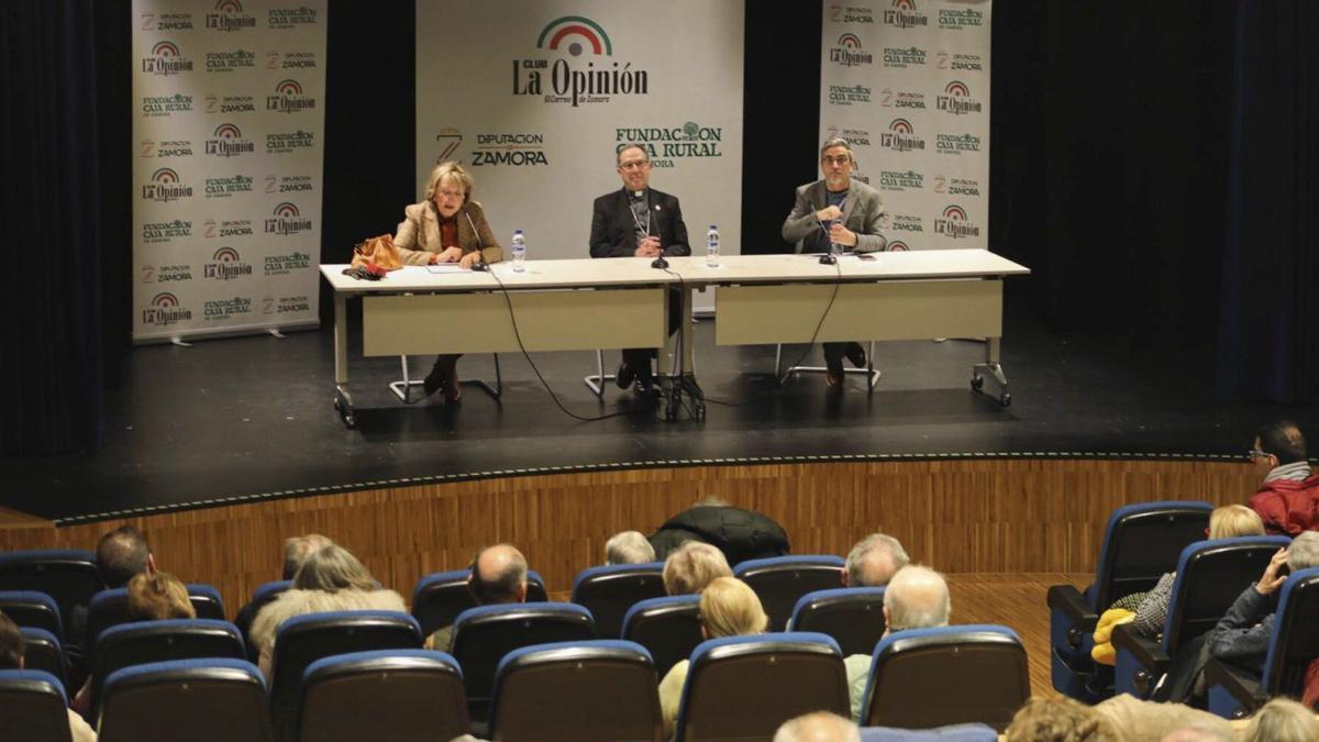 En la mesa, desde la izquierda, Carmen Ferreras, Fernando Valera y Jesús Bastante, en el foro del pasado año. | A. P. (ARCHIVO)