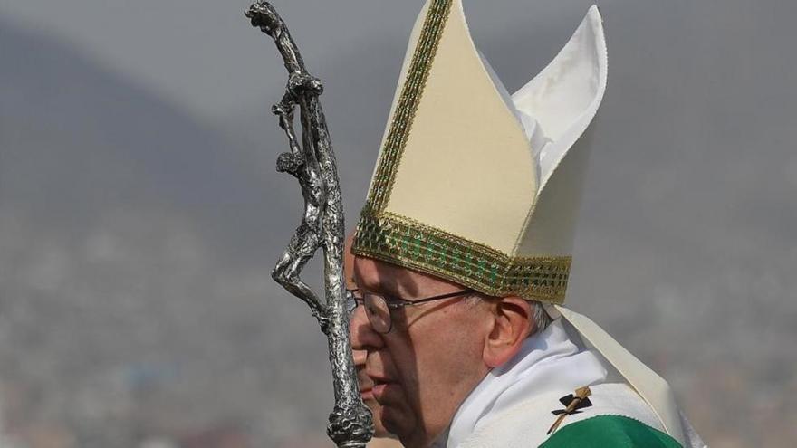 El Papa afloja e investigará el escándalo de pederastia en torno a un obispo chileno