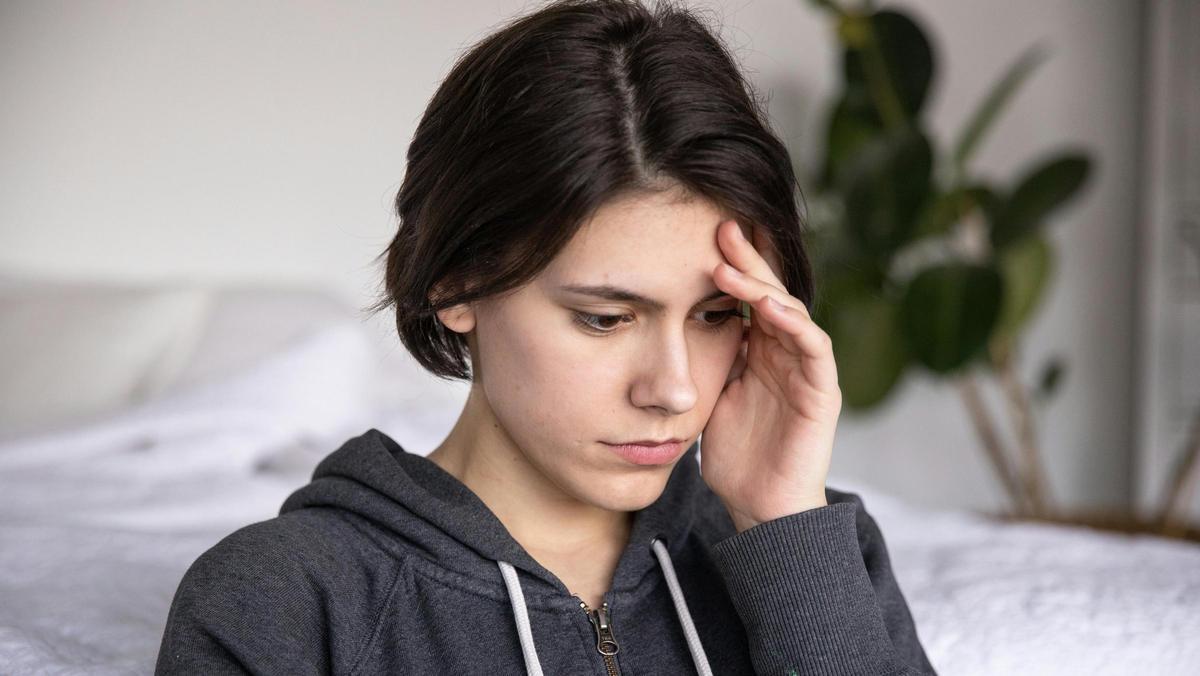 Una chica reflexiona.