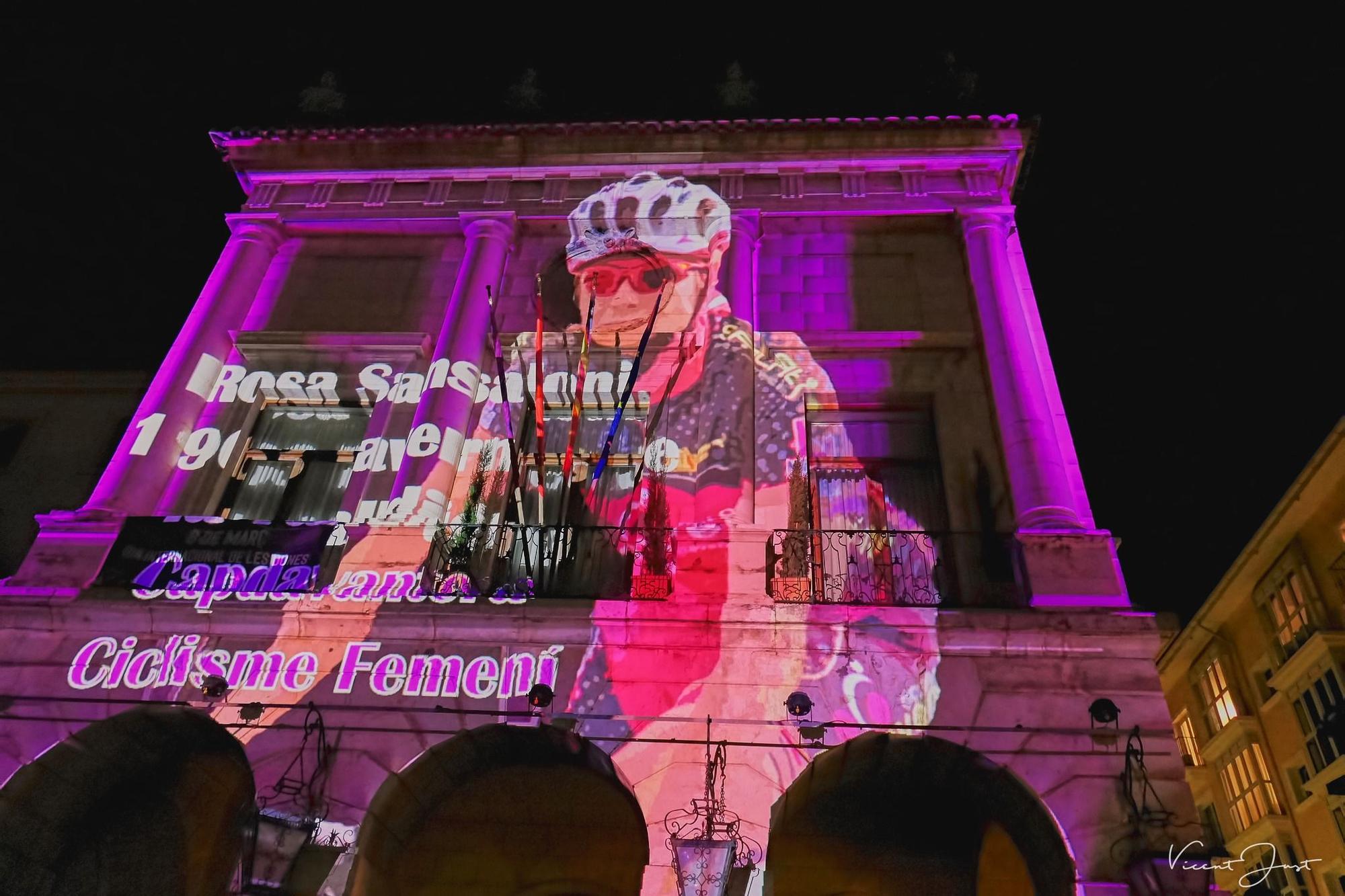 El espectacular videomaping en la fachada del Ayuntamiento de Gandia por el Dia de la Dona