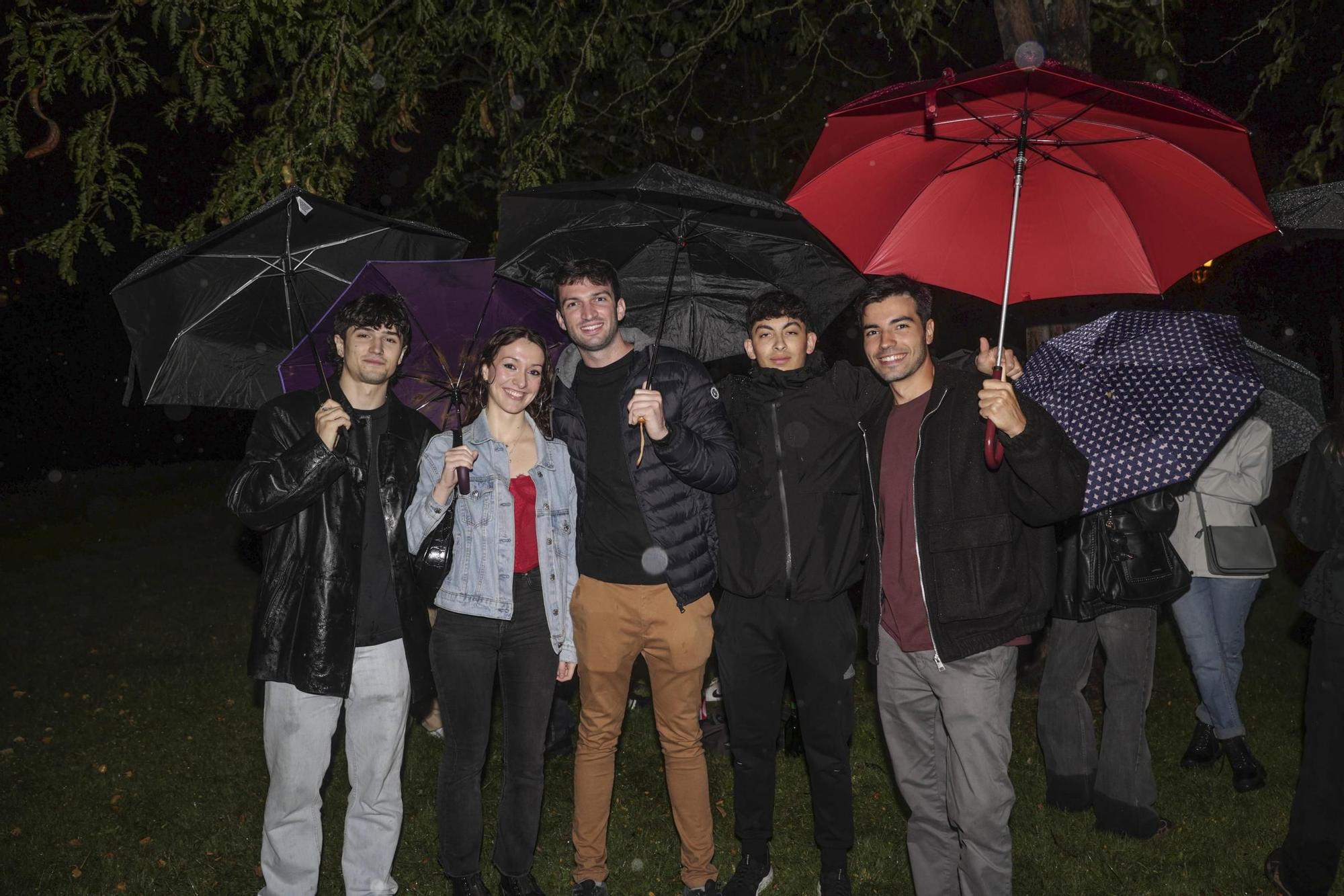 EN IMÁGENES: Así se vivieron unos fuegos de San Mateo bajo la lluvia en Oviedo