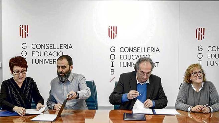 Alarcón (UGT); Baos (CC OO); el conseller March; y Tolosa (Alternativa) firmando el acuerdo.