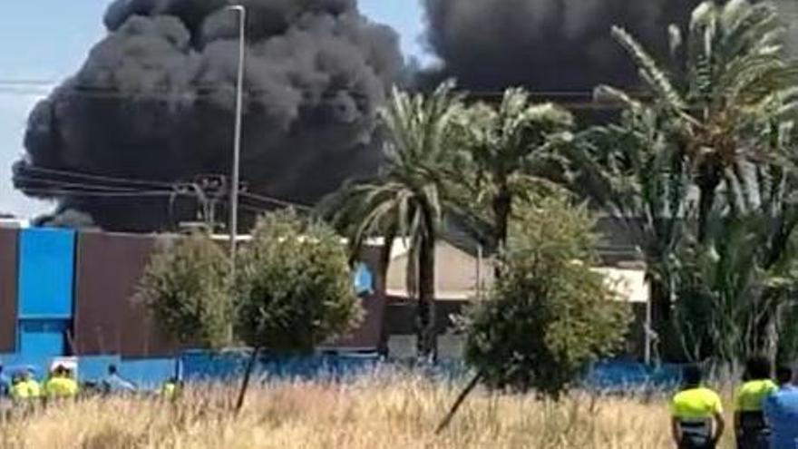 Un incendio en una empresa de Picassent afecta ya a la nave contigua