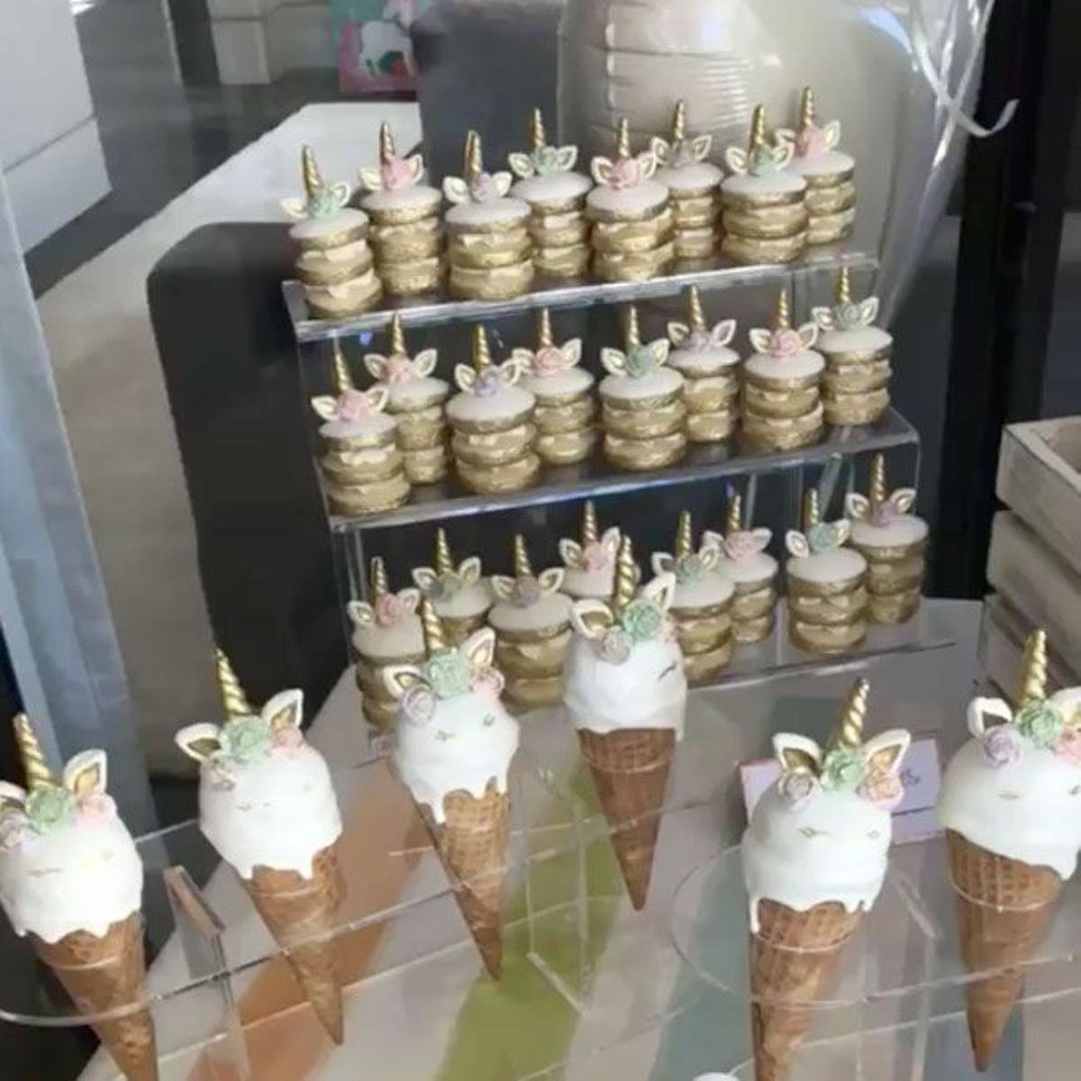 Pasteles y helados con forma de unicornio en la fiesta de las Kardashian