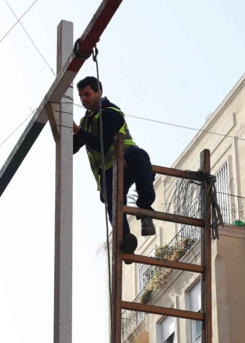 Polémica instalación de las luces de Fallas en la calle Sueca