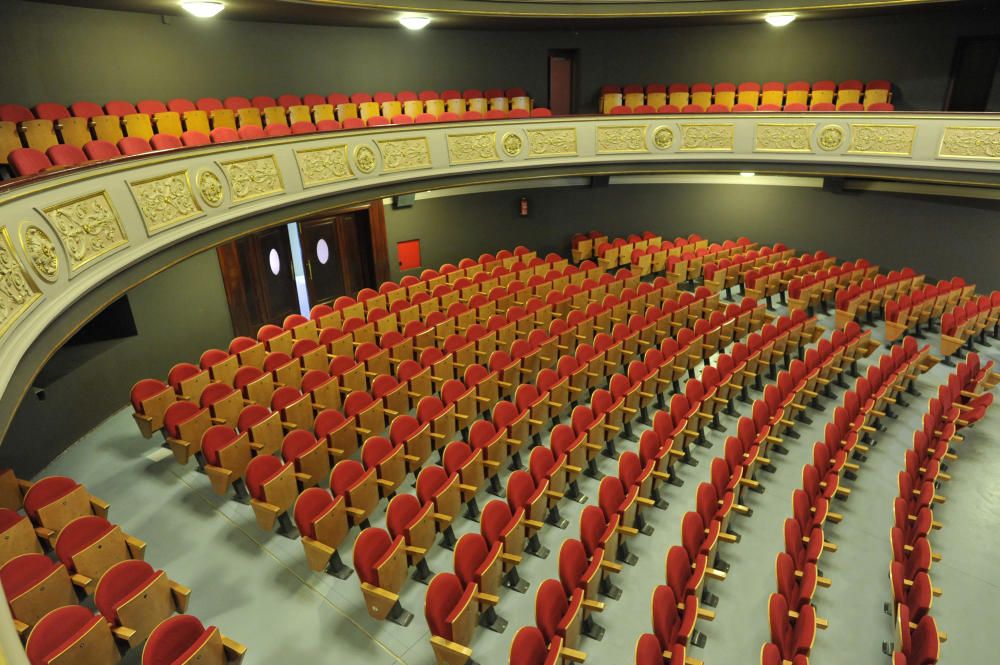 El teatre Conservatori recupera el to gris verdós de fa mig segle.