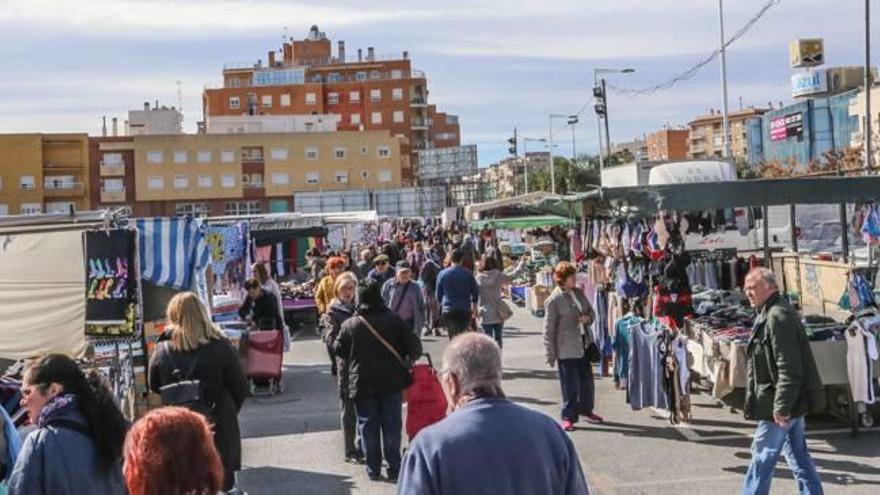 Imagen del mercado de los martes de Orihuela, que ha perdido decenas de puestos desde que se llevó a Los Huertos.