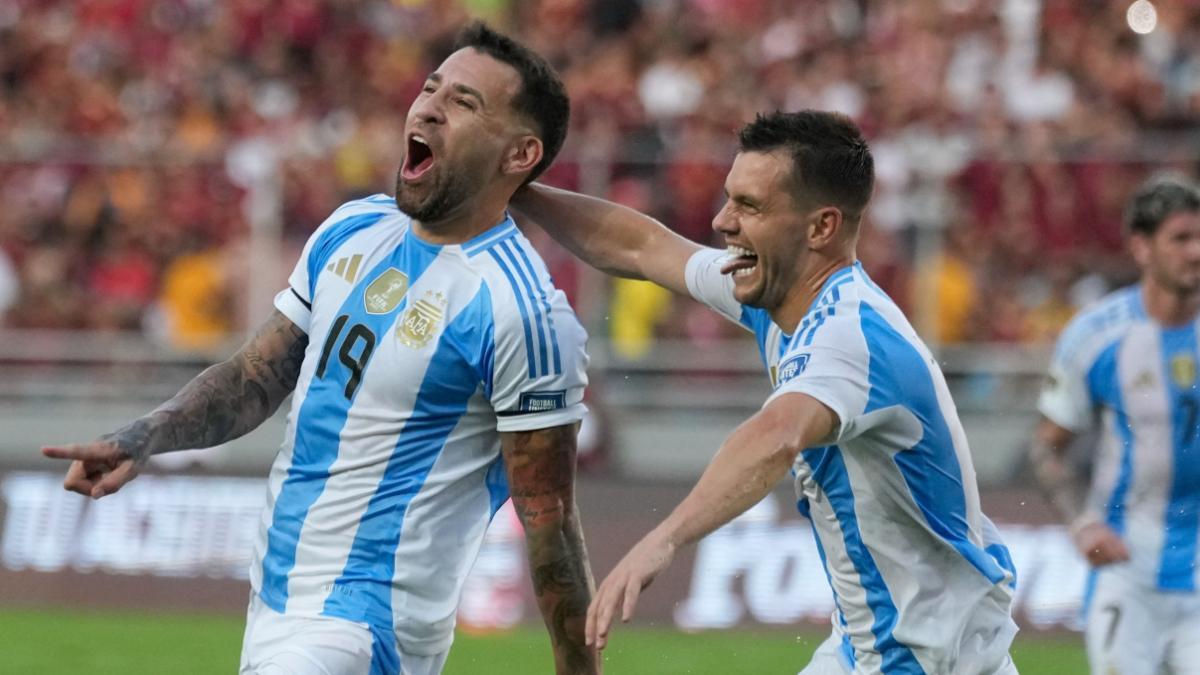 Otamendi y Lo Celso celebran el gol contra Venezuela (1-1)