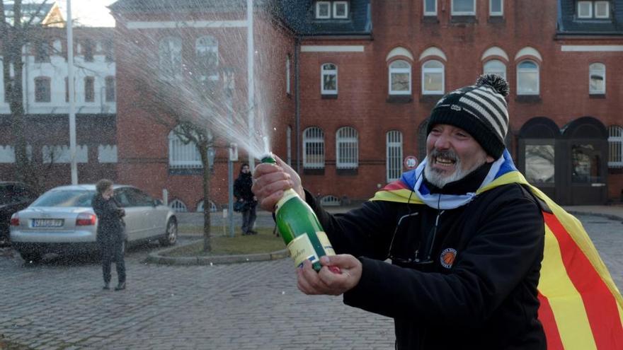 El gironí Eduard Alonso celebra la decisió de tribunal, davant de la presó de Neumünster