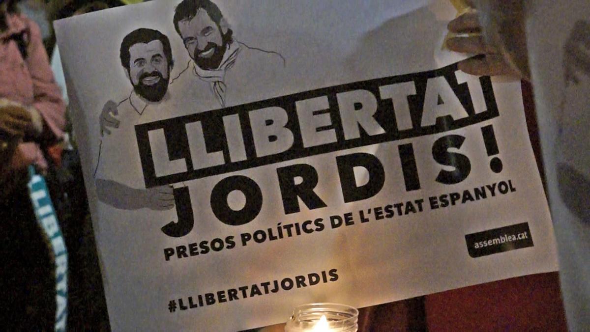 Unes 200.000 persones, segons la Guàrdia Urbana, s’han concentrat al centre de Barcelona en protesta per l’empresonament de Jordi Sànchez i Jordi Cuixart.