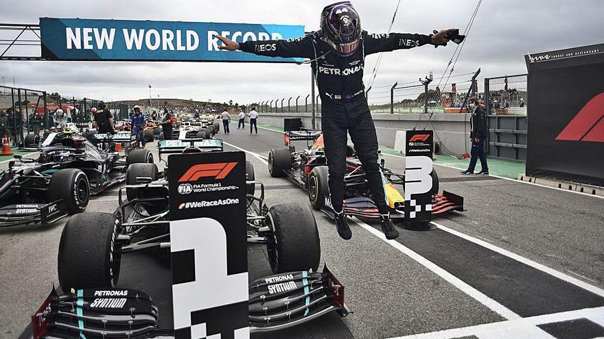 Lewis Hamilton celebra la seva 92a victòria en un Gran Premi de la Fórmula 1.