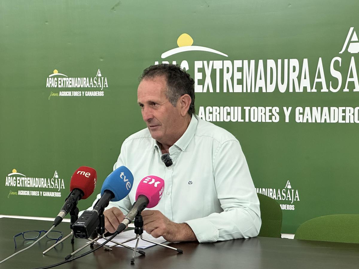 El presidente de Apag Extremadura Asaja atiende a los medios este miércoles.