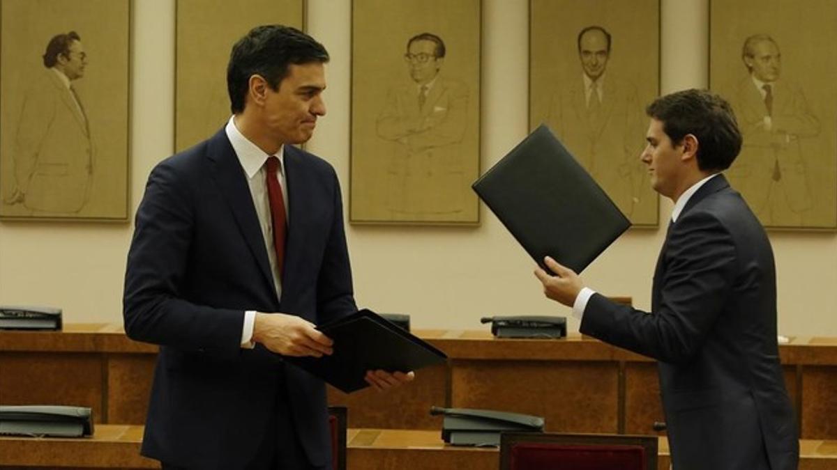 Los líderes del PSOE y Ciudadanos, Pedro Sánchez y Albert Rivera, este miércoles, en el Congreso, en la firma del pacto.