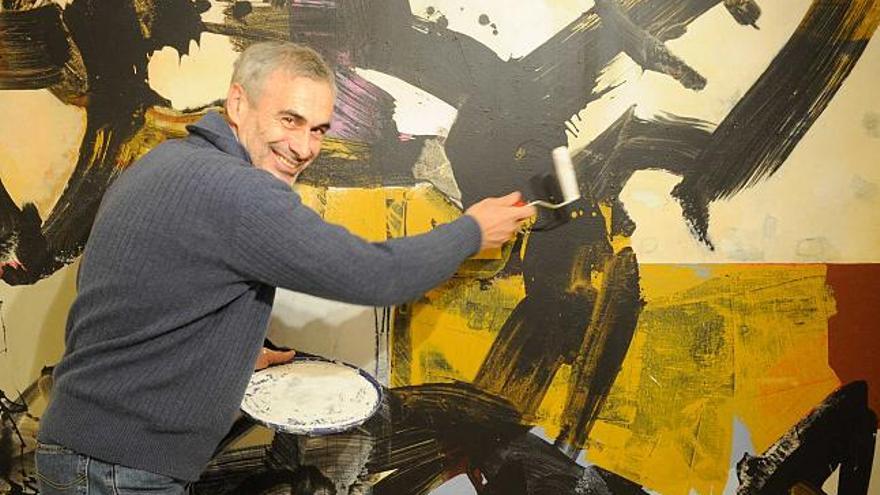 Luis Fega, ayer, en la galería Teresa Taxes.