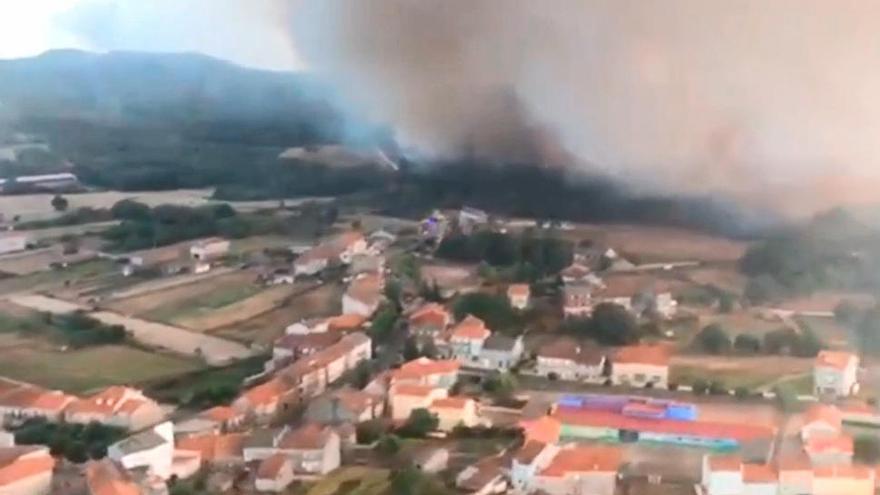 Un incendio en Cualedro (Ourense) amenaza las viviendas