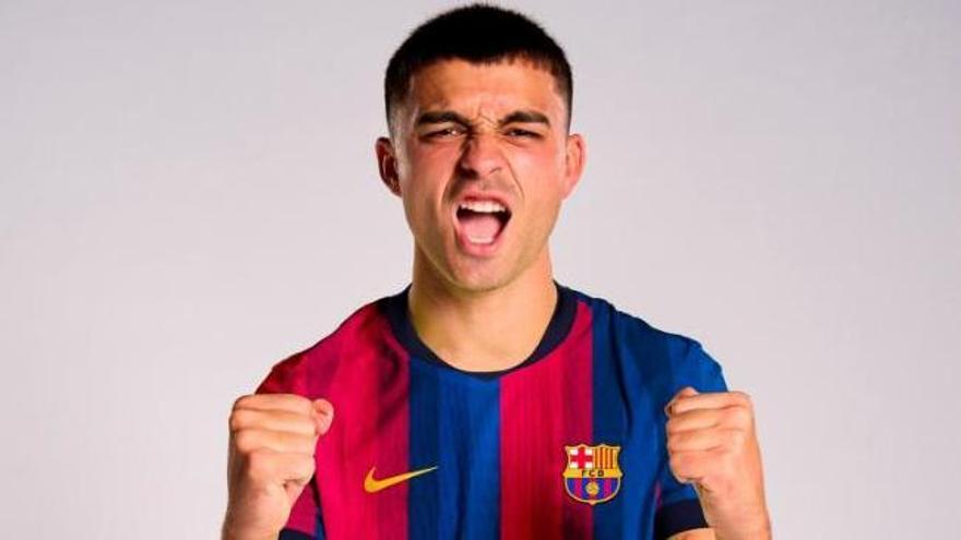 Pedri con la equipación de la temporada que viene