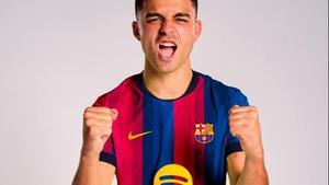 Pedri con la equipación de la temporada que viene