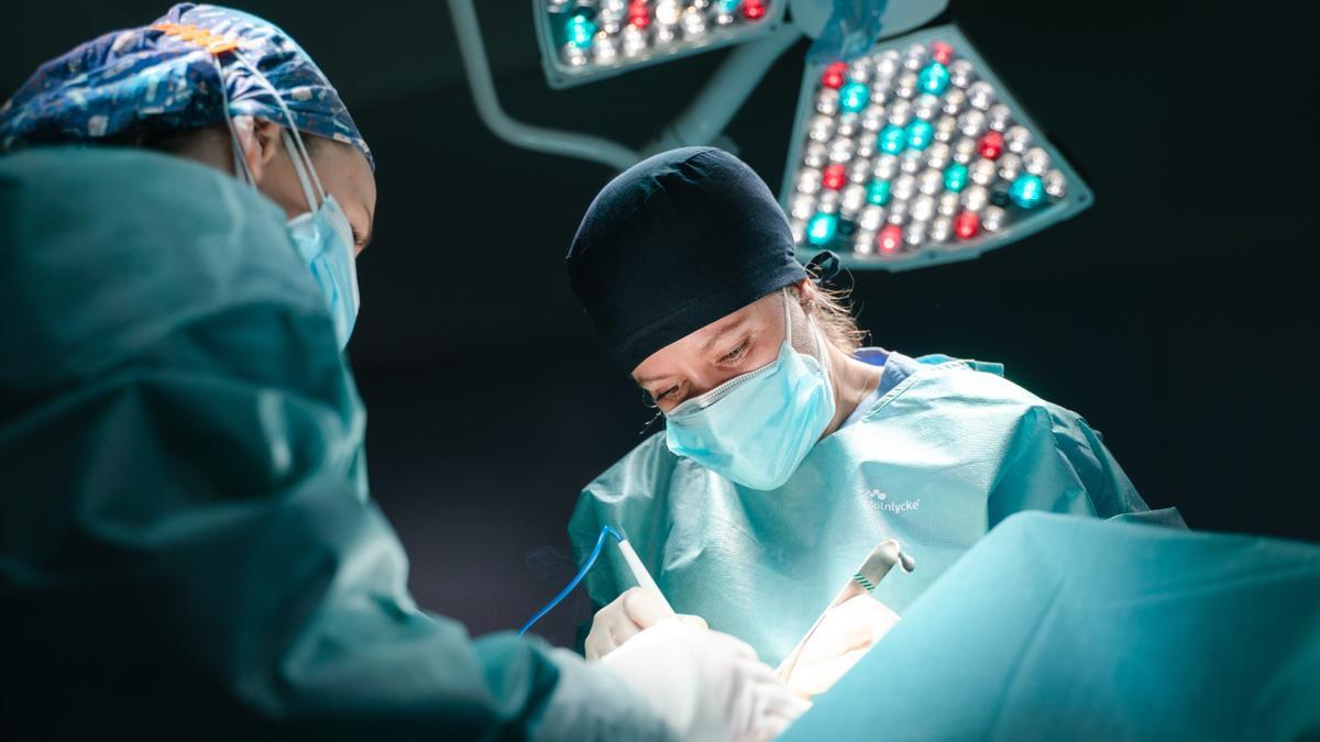 El equipo médico de Eiviestetic durante una cirugía plástica.