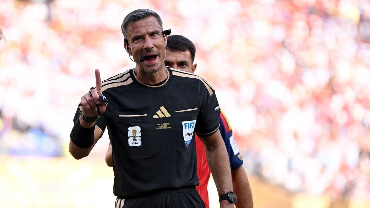 La UEFA insta a los árbitros a sancionar las pérdidas de tiempo en el fútbol