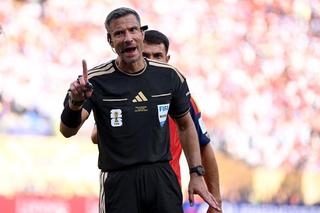 La UEFA insta a los árbitros a sancionar las pérdidas de tiempo en el fútbol