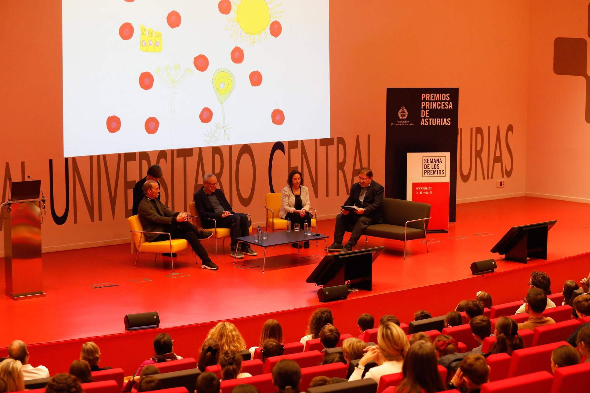 Tres de los galardonados con el premio "Princesa" de Investigación Científica y Técnica dan una charla a escolares asturianos en el HUCA.
