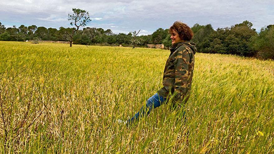 Grüne Korridore (im Hintergrund) sorgen für Artenvielfalt, auf dem Feld wachsen Futterpflanzen: Joana Noguera auf dem Weg zu ihrer Schafsherde.
