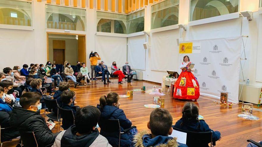 Los escolares durante el acto para conmemorar el Día de la Constitución, ayer en la sede de la Delegación del Gobierno en Extremadura.