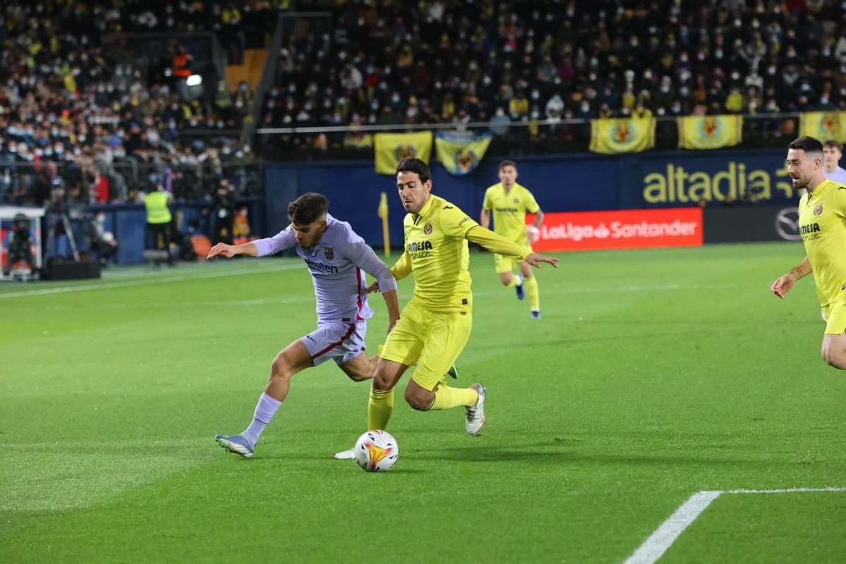 Parejo disputa un balón con Abde.