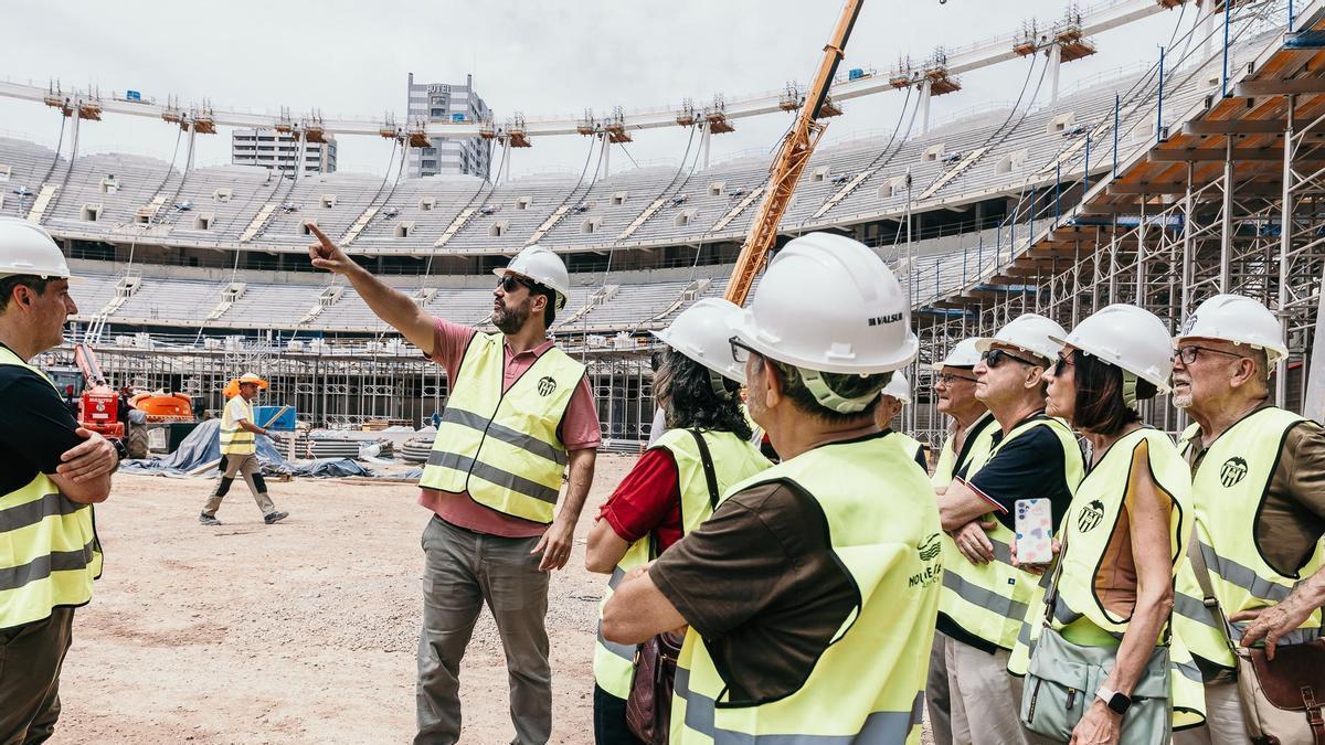 La asociación vecinal de Benicalap-Entrecaminos, en su primera visita al Nou Mestalla.