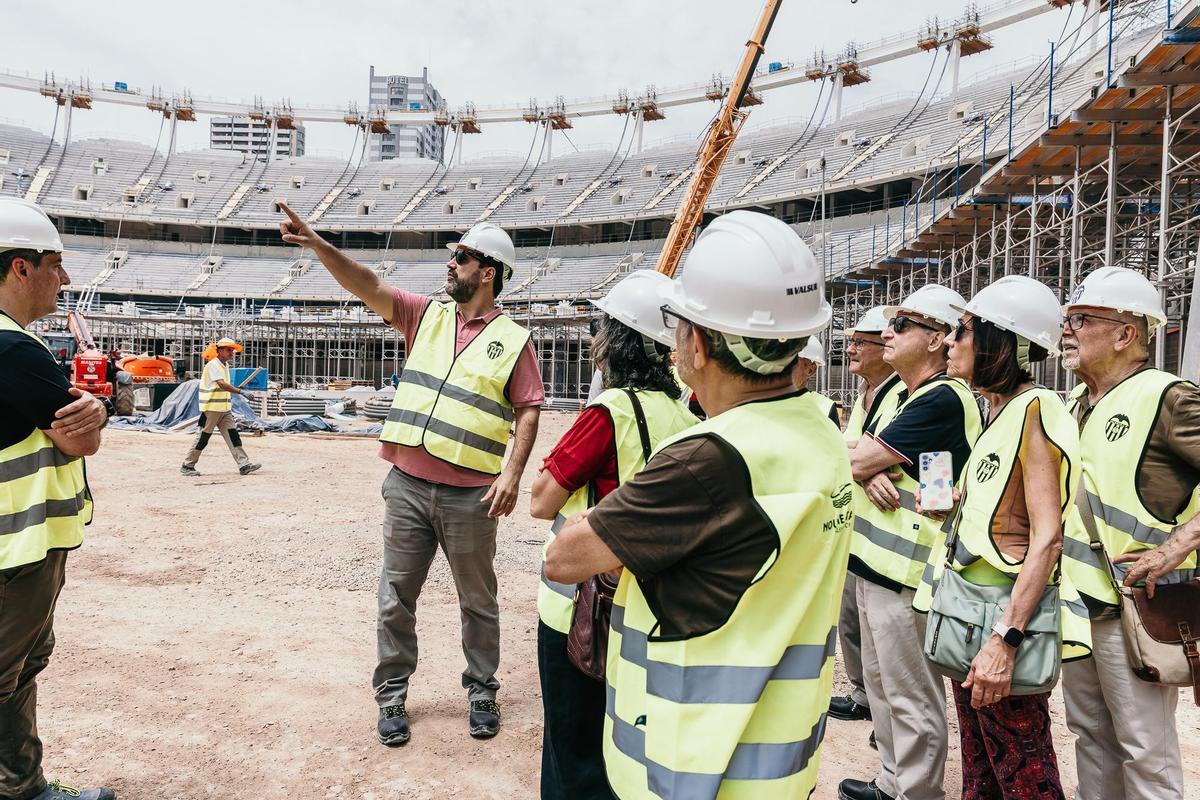 La asociación vecinal de Benicalap-Entrecaminos, en su primera visita al Nou Mestalla.