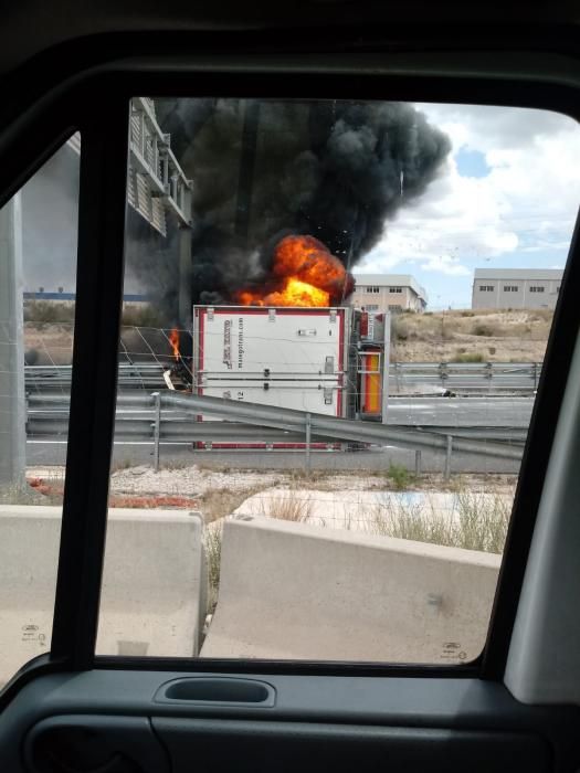 Un tráiler cargado de melones vuelca en la A-7