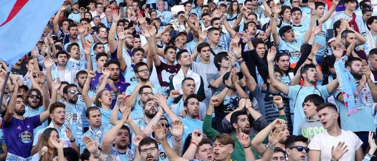 Aficionados de la Bancada Siareiros, situados en un extremo de la grada de Río Bajo . // Marta G. Brea