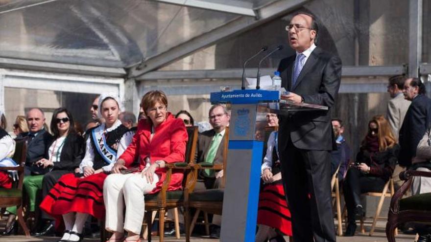 José Luis García Martín, ayer, durante el pregón de las fiestas del Bollo bajo la mirada de la alcaldesa, Pilar Varela, otras autoridades y la xana.