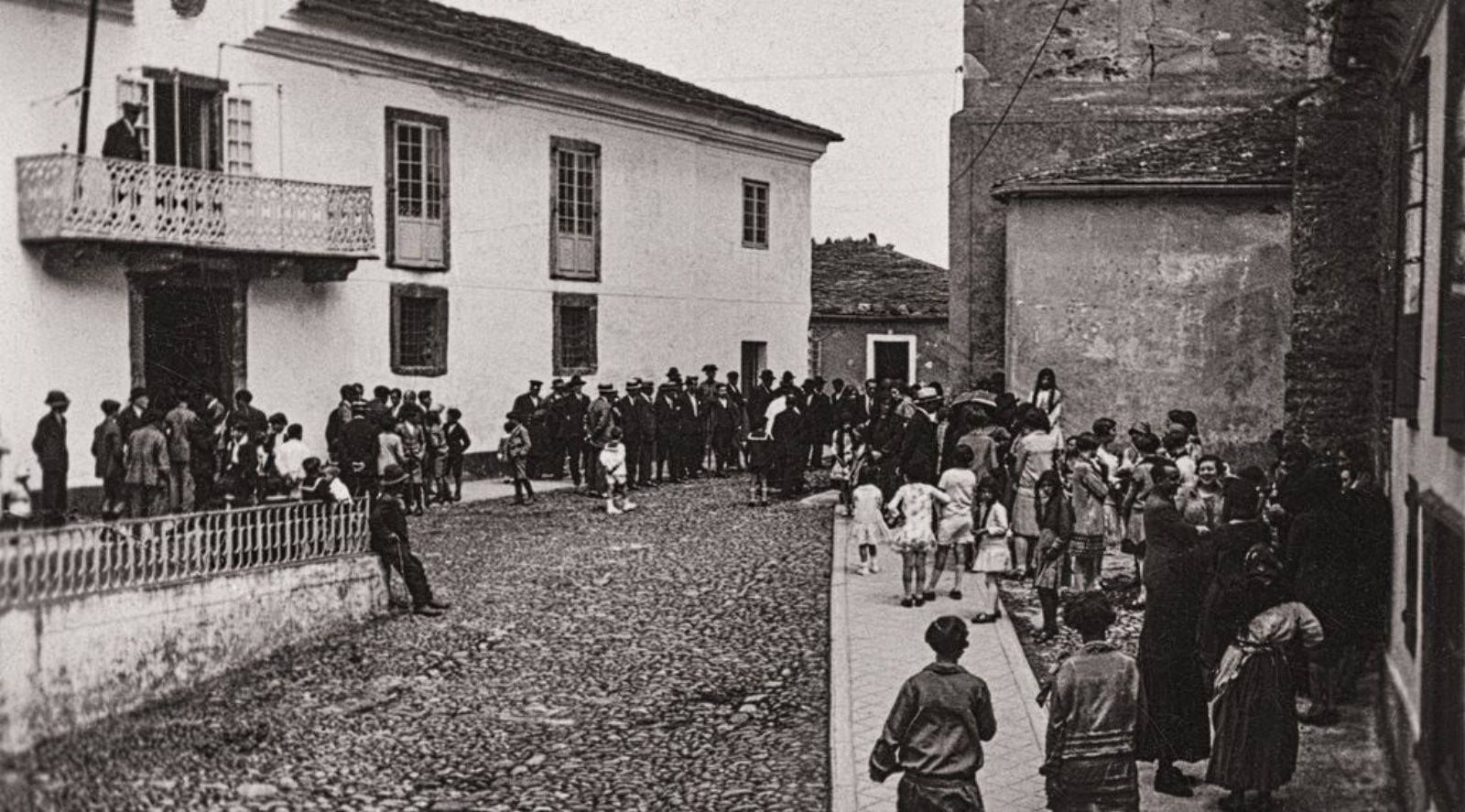 Imagen del edificio que hoy alberga el Ayuntamiento de Castropol y que también fue sede de la biblioteca castropolense.