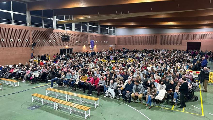 El pabellón se llenó para presenciar la final de ‘Lluvia de estrellas’.  |