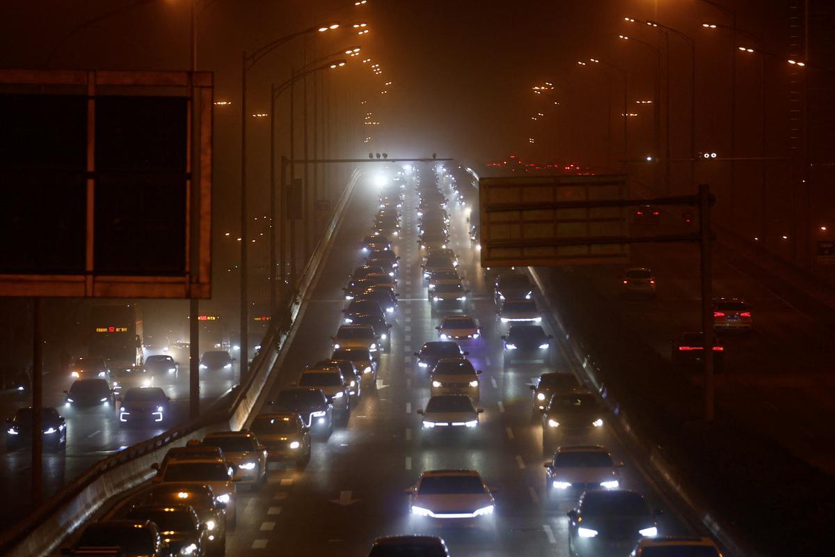 Coches en una autopista en Pekín, en medio de la tormenta de arena