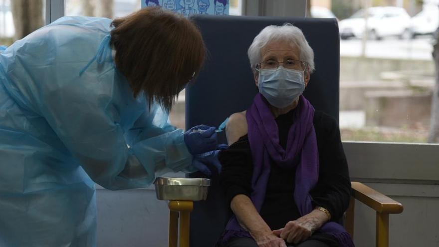 Leo Sánchez de 87 anys, en el moment de la vacunació a la residència de la Font dels Capellans de Manresa