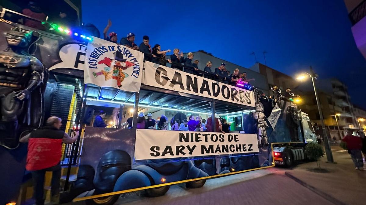 Las murgas tinerfeñas Los Diablos Locos y Trapaseros desembarcan en el Carnaval de Telde 2024.