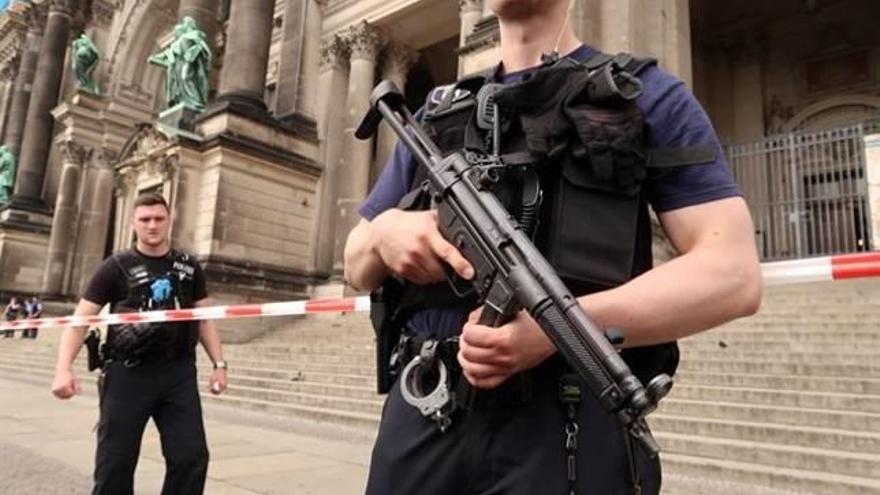 La policia vigila l&#039;entrada a la catedral de Berlín