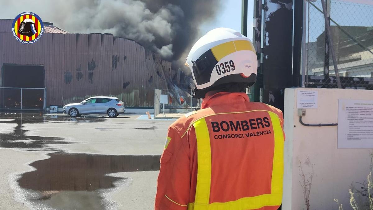 El fuego arrasa una nave de productos químicos en Guadasséquies