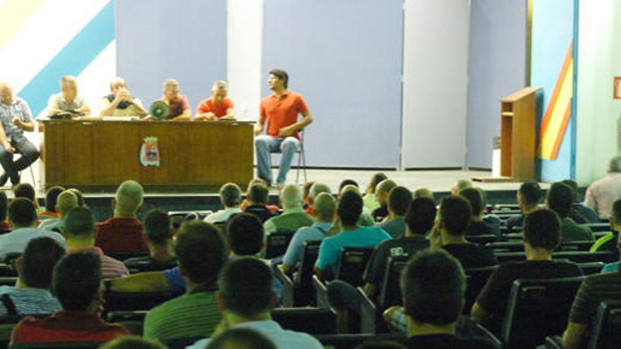 Asamblea de policías, anoche, en la Jefatura del cuerpo, en Miller Bajo. i JUAN CARLOS CASTRO